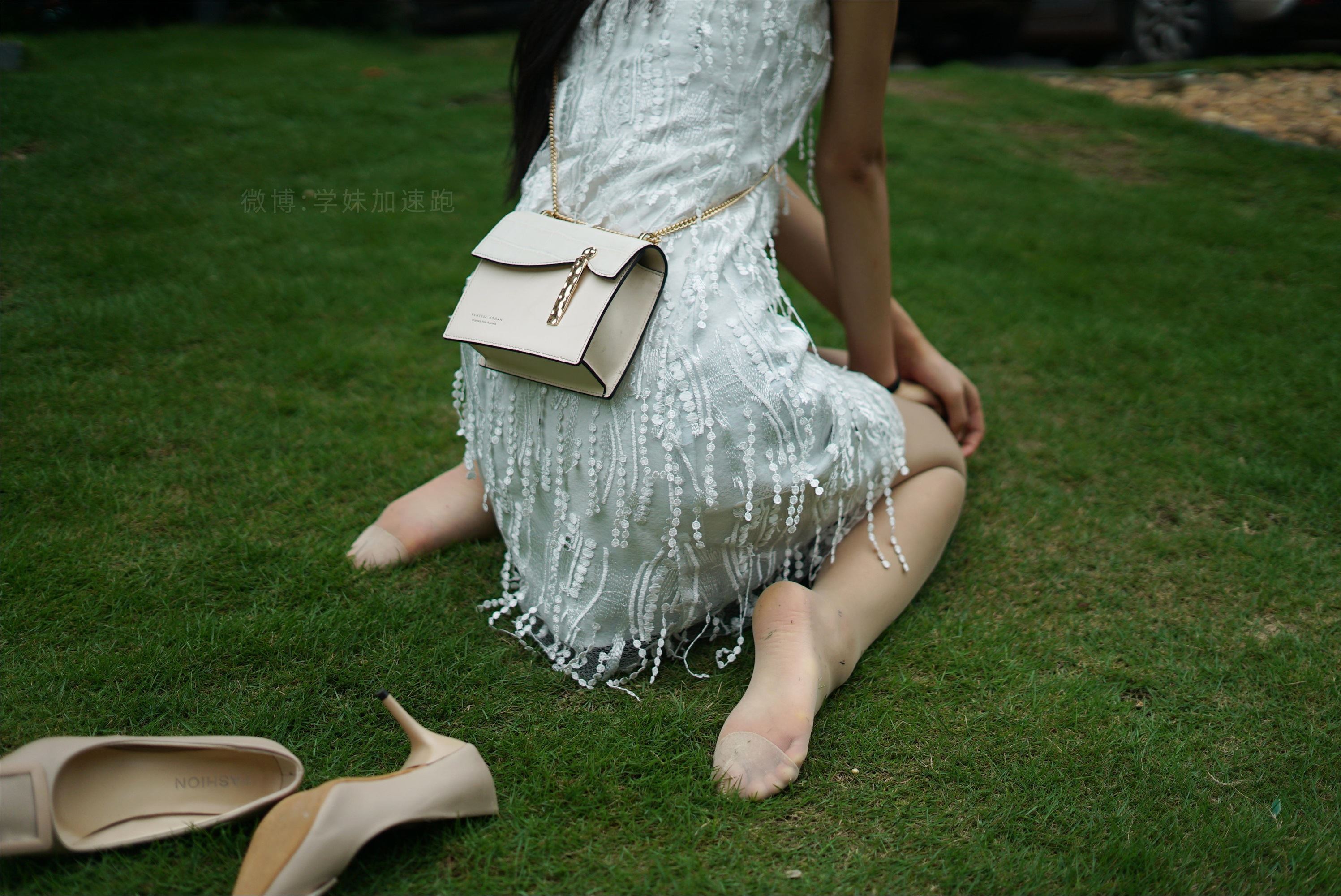 学妹加速跑 XM079《草地上的绿茶jio-鹿酱》